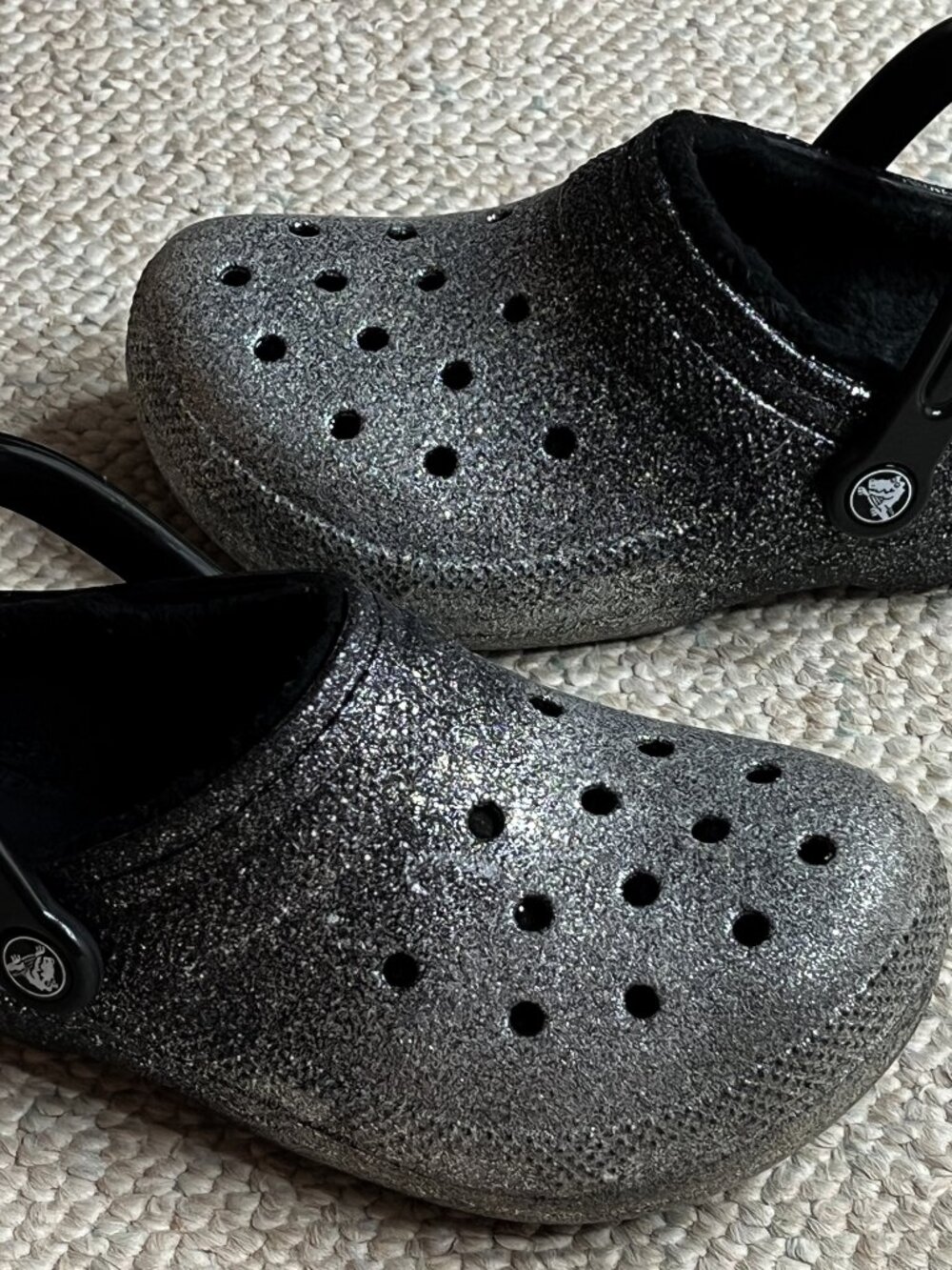 Crocs Classic Glitter Lined Fuzzy Womens Size 6 Metallic Black Silver Clogs